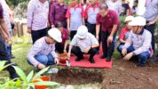 Jusuf Kalla dan Alumni FEB Unhas Saat Peletakan Batu Pertama Peresmian Pembangunan Gedung Perkuliahan Baru