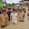 Prof Zudan Periksa Lokasi Banjir di Soppeng, Salurkan Bantuan kepada Warga Terdampak