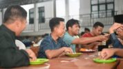 Santri Sedang Menikmati Makanan Bergizi Gratis (MBG) di Pesantren