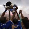 Persib Bandung Saat Mengangkat Trofi Gelar Juara Liga 1 2024/2025 Setelah Mengalahkan Persis Solo 3-2