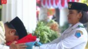 Perdana Pimpin Upacara dalam HUT ke-80 RI, Prabowo Cium Bendera Merah Putih