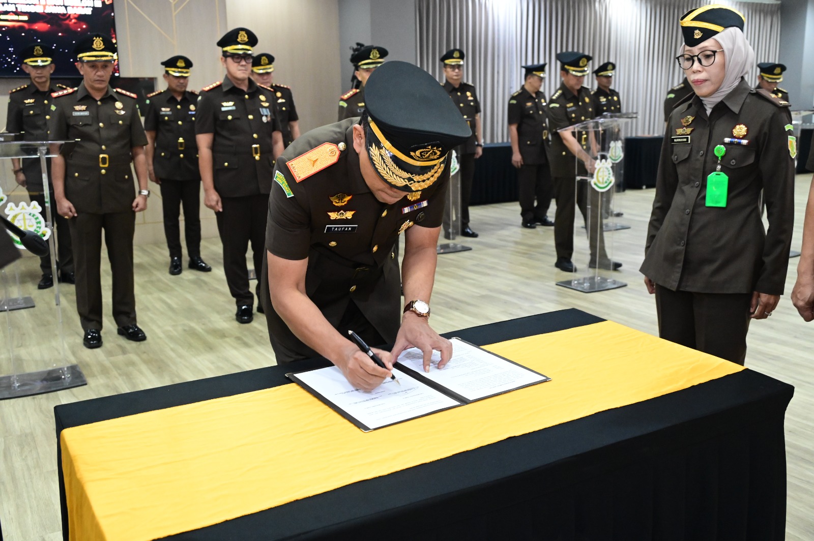 Kepala Kejaksaan Tinggi Jawa Barat, Hermon Dekristo, Lantik 25 Pejabat Baru di Wilayah Kejati Jabar