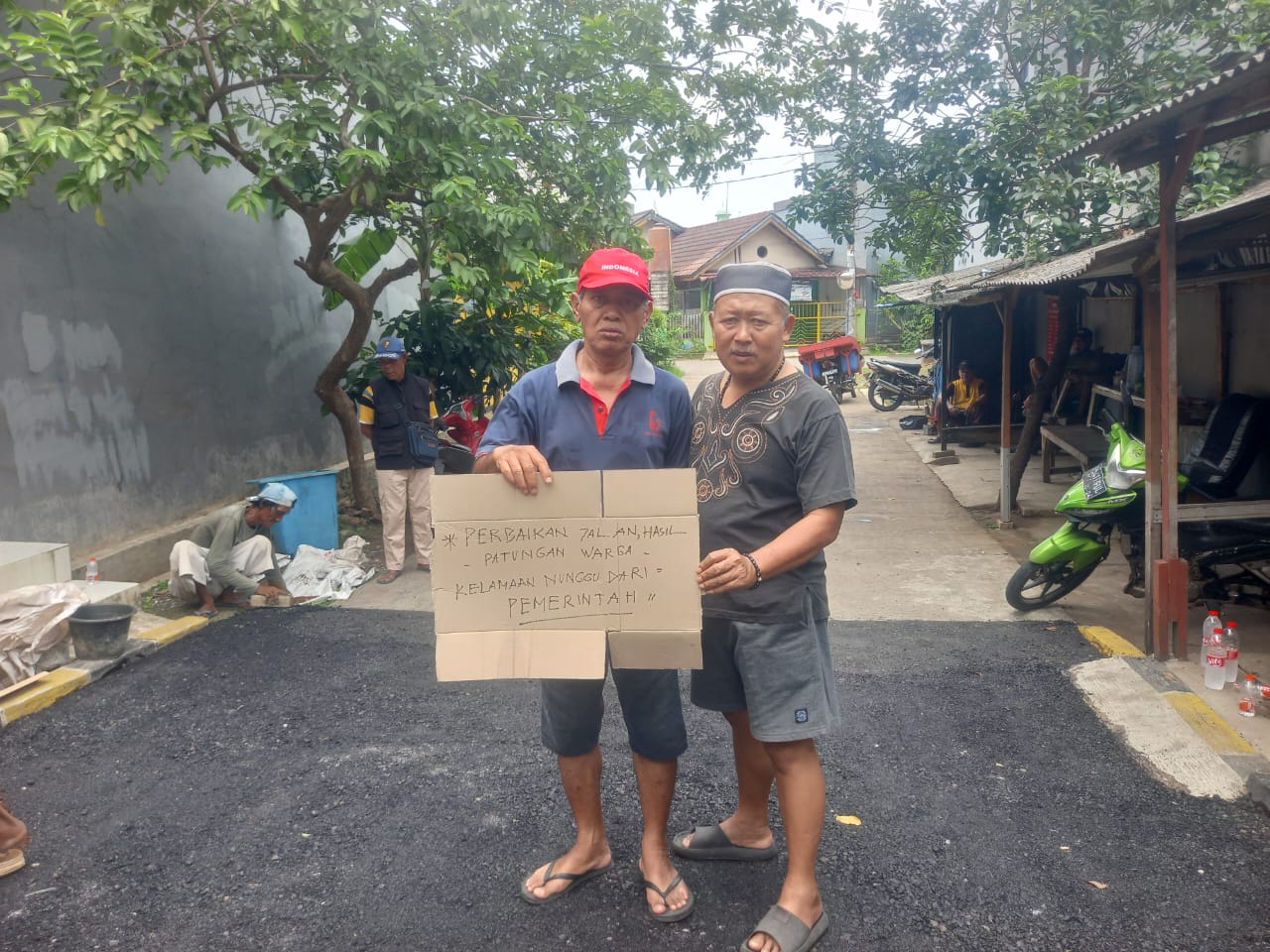 Warga RW 016 Bekasi Timur Regency (BTR) Patungan Perbaiki Jalan Berlubang
