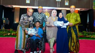 Dalam momentum Peringatan ke-356 Tahun Sulawesi Selatan, Gubernur Andi Sudirman Sulaiman kembali menegaskan komitmennya terhadap pemerataan akses pendidikan dengan menyalurkan bantuan tabungan pendidikan bagi 902 siswa penyandang disabilitas. (Ist)
