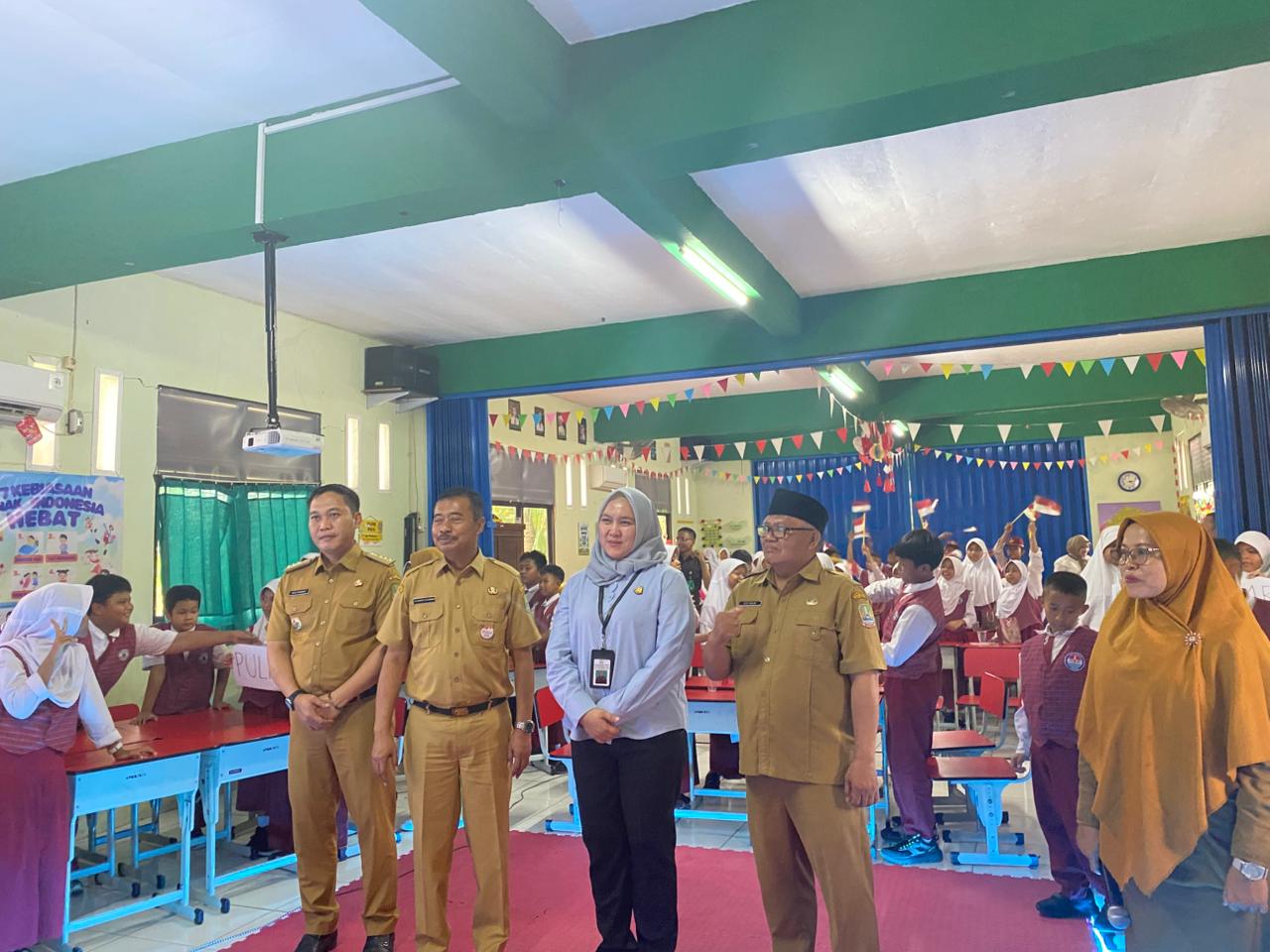 Kejari Kota Bekasi Tinjau Pemanfaatan Smartboard di SDN Pejuang 7