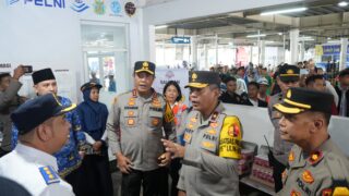 Polri Perkuat Pengamanan Pelabuhan Makassar Jelang Nataru dalam Operasi Lilin 2025