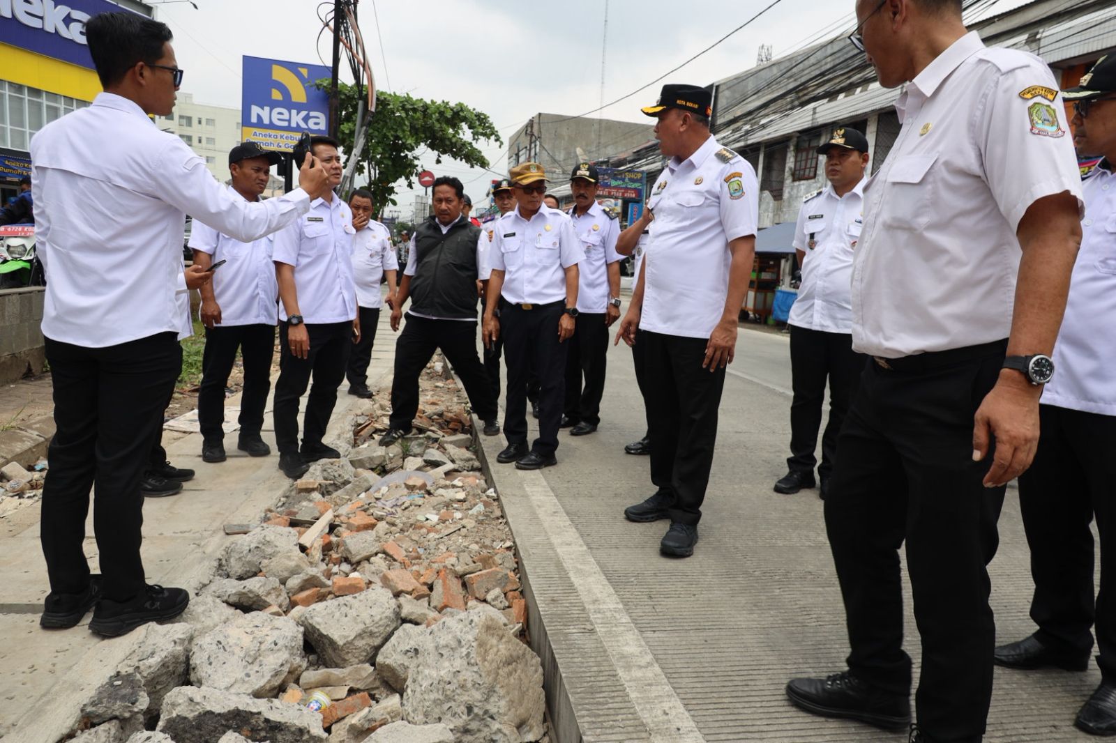 Wali Kota Bekasi Pantau Rencana Pembongkaran Bangunan di Atas Kali Harun