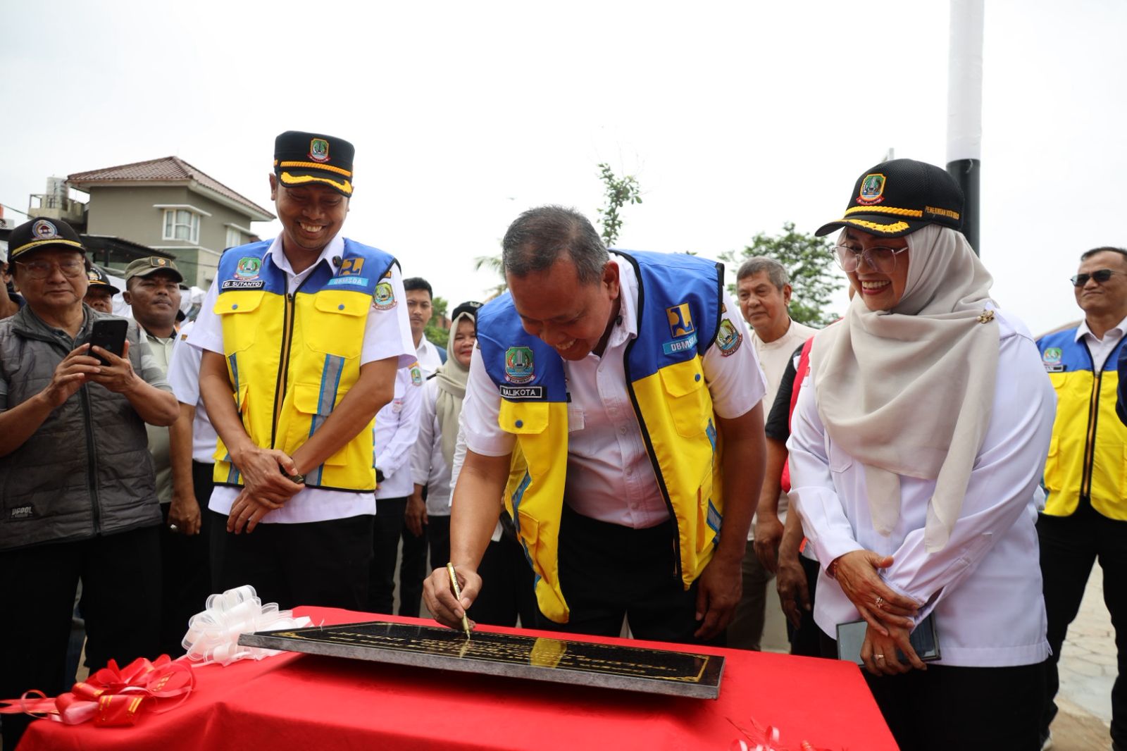 Wali Kota Bekasi, Tri Adhianto Resmikan Polder Air Griya Bintara RW 12