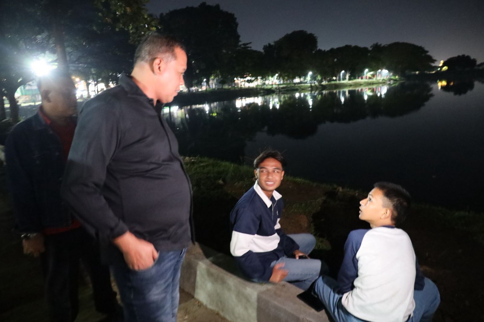 Minim Penerangan, Wali Kota Bekasi Sidak Danau Duta Harapan di Malam Hari