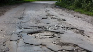 Ilustrasi Jalan Rusak Berlubang